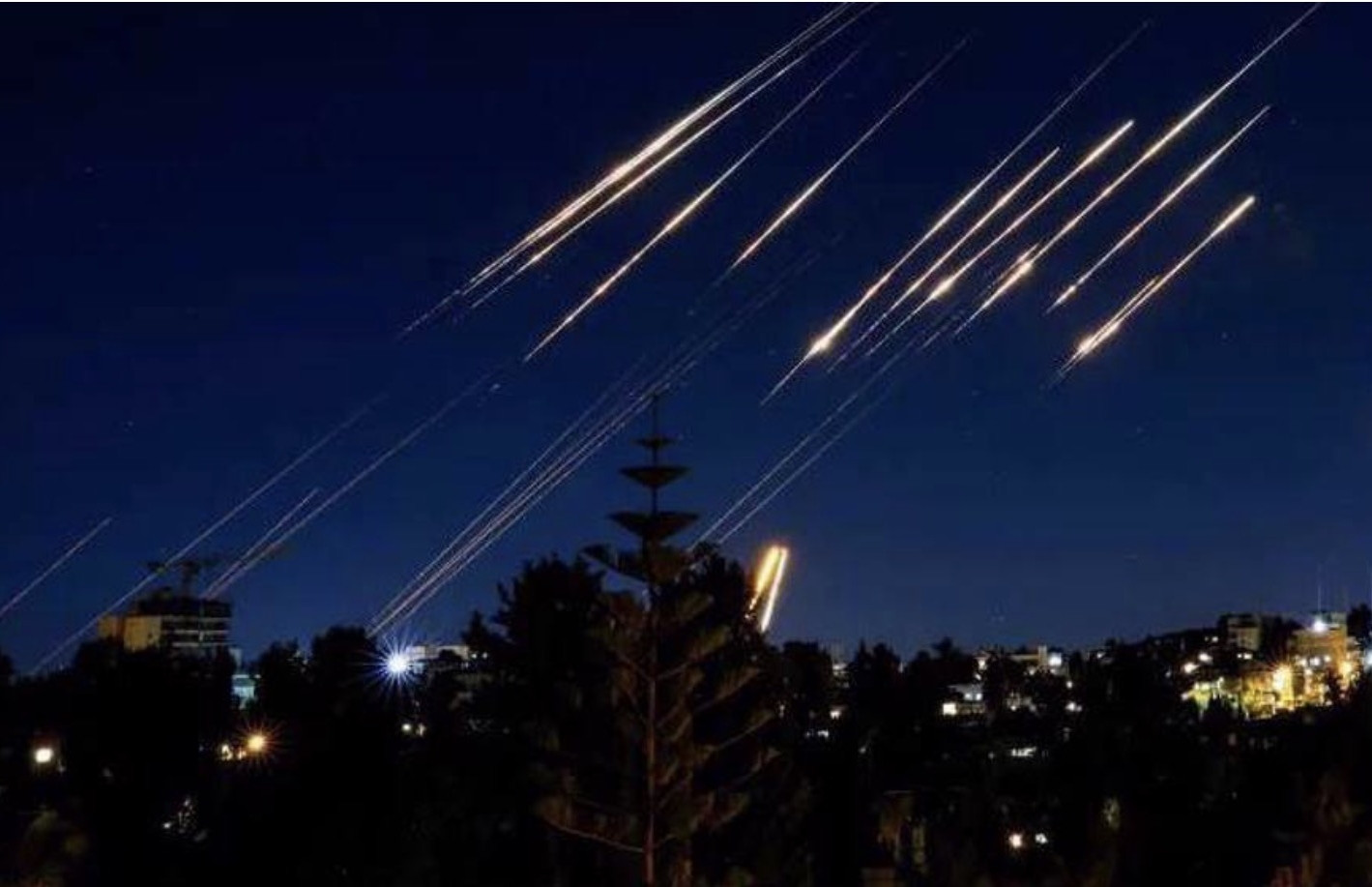 Lý do Iran thường phóng tên lửa tấn công Israel vào ban đêm