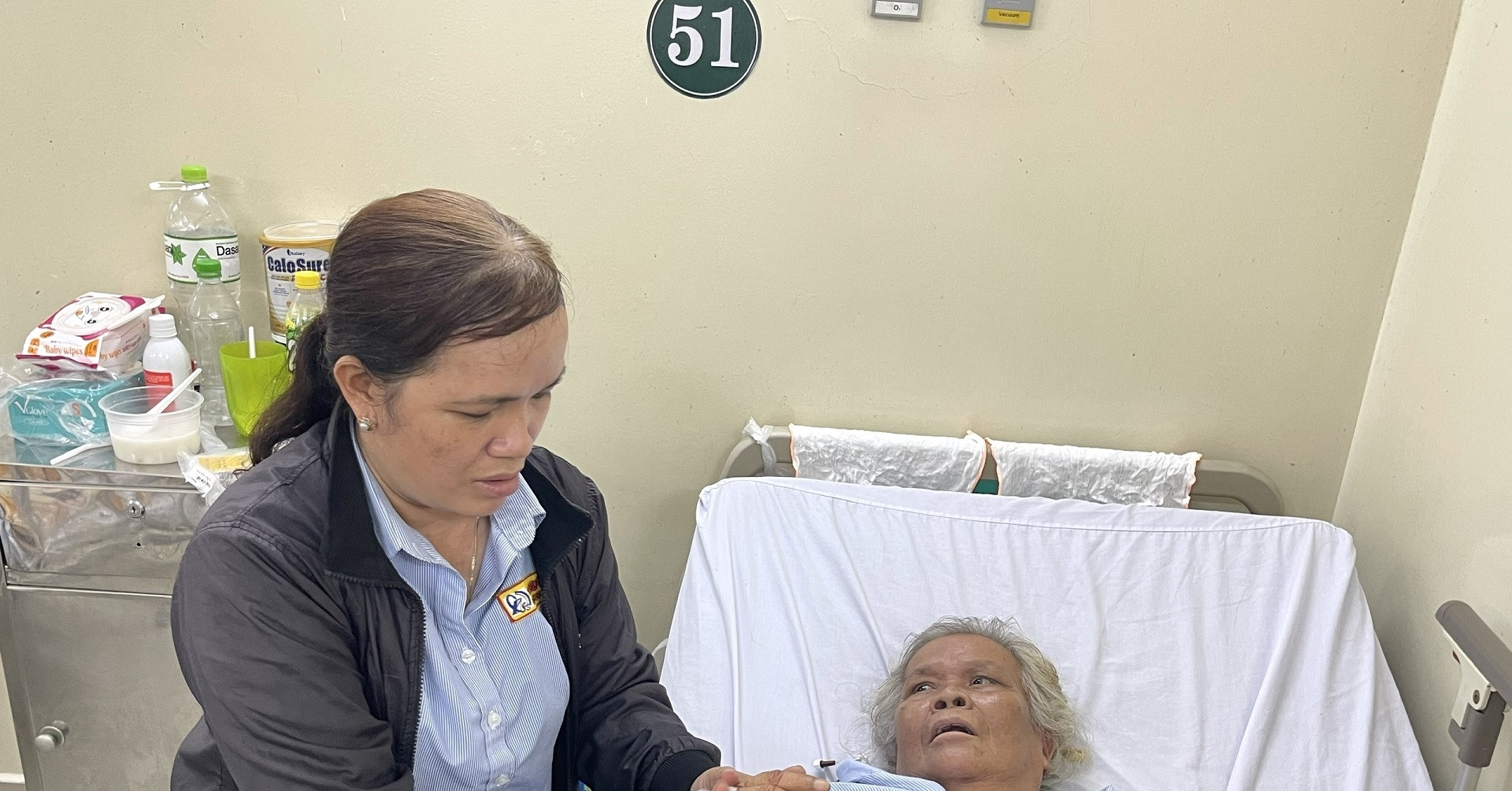 Mẹ bệnh nặng không bảo hiểm, con gái nghèo nghẹn ngào xin cộng đồng giúp đỡ