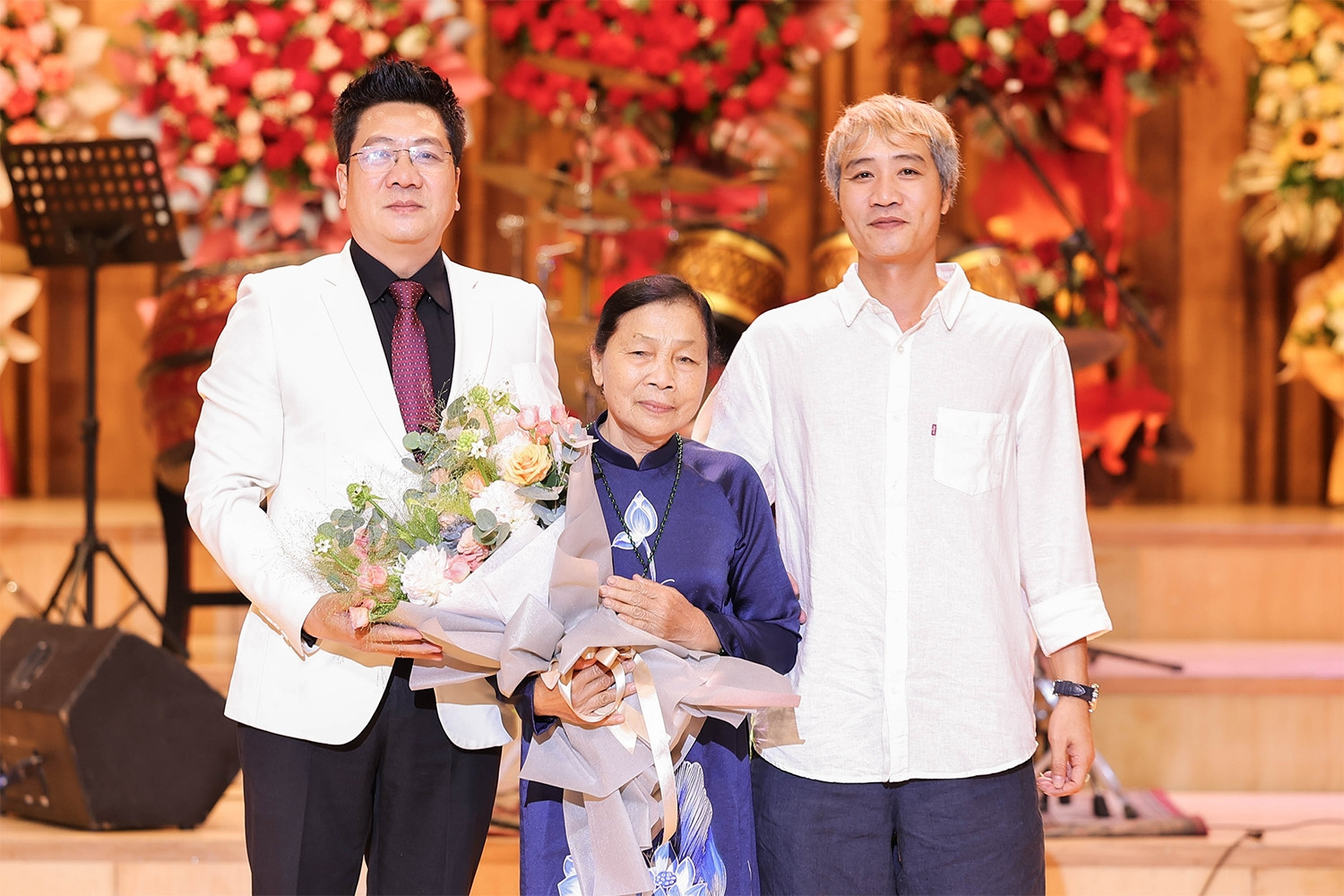 Mẹ NSND Quốc Hưng khóc trong ngày vui của con trai