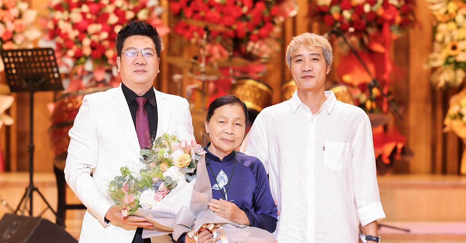 Mẹ NSND Quốc Hưng khóc trong ngày vui của con trai