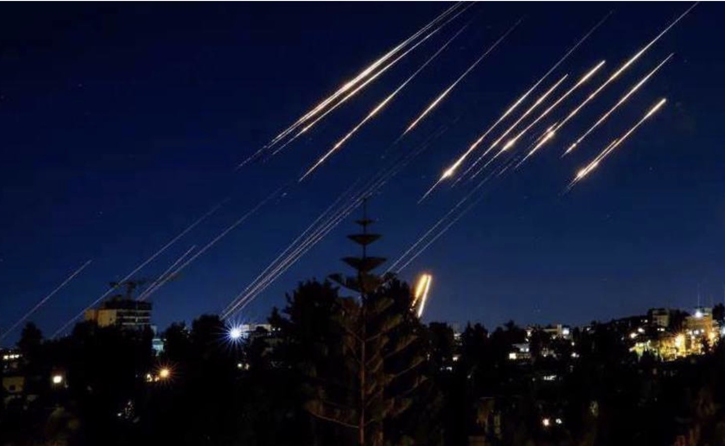 Mưa tên lửa Iran dội xuống Israel. Ảnh: Press TV