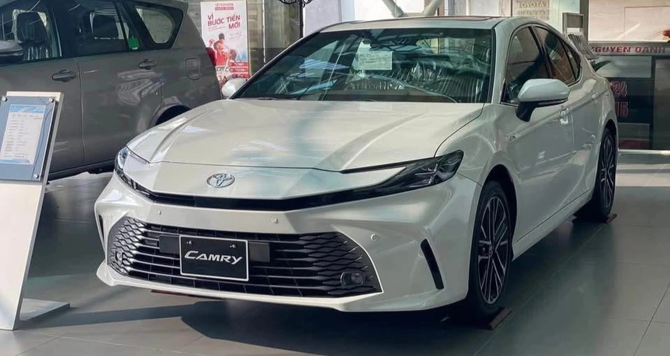 Nhiều xe mới giảm cả trăm triệu đồng, người mua 'lợi đơn, lợi kép'