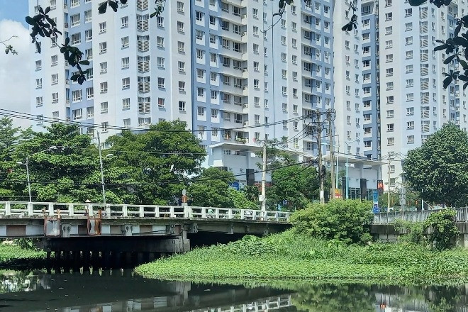 Phát hiện bé gái sơ sinh trong túi nylon bị vứt xuống rạch nước ở TPHCM