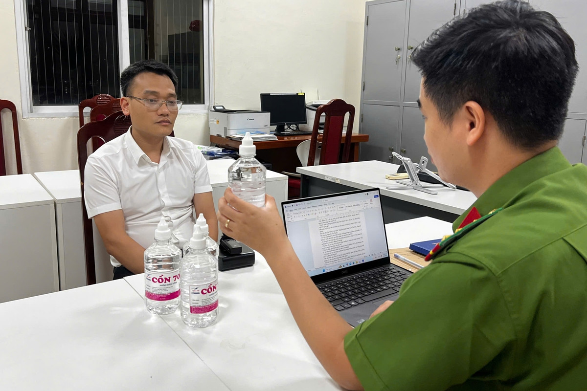 Sản xuất cồn y tế giả, một phó chủ tịch UBND thị trấn ở Hà Nội bị bắt