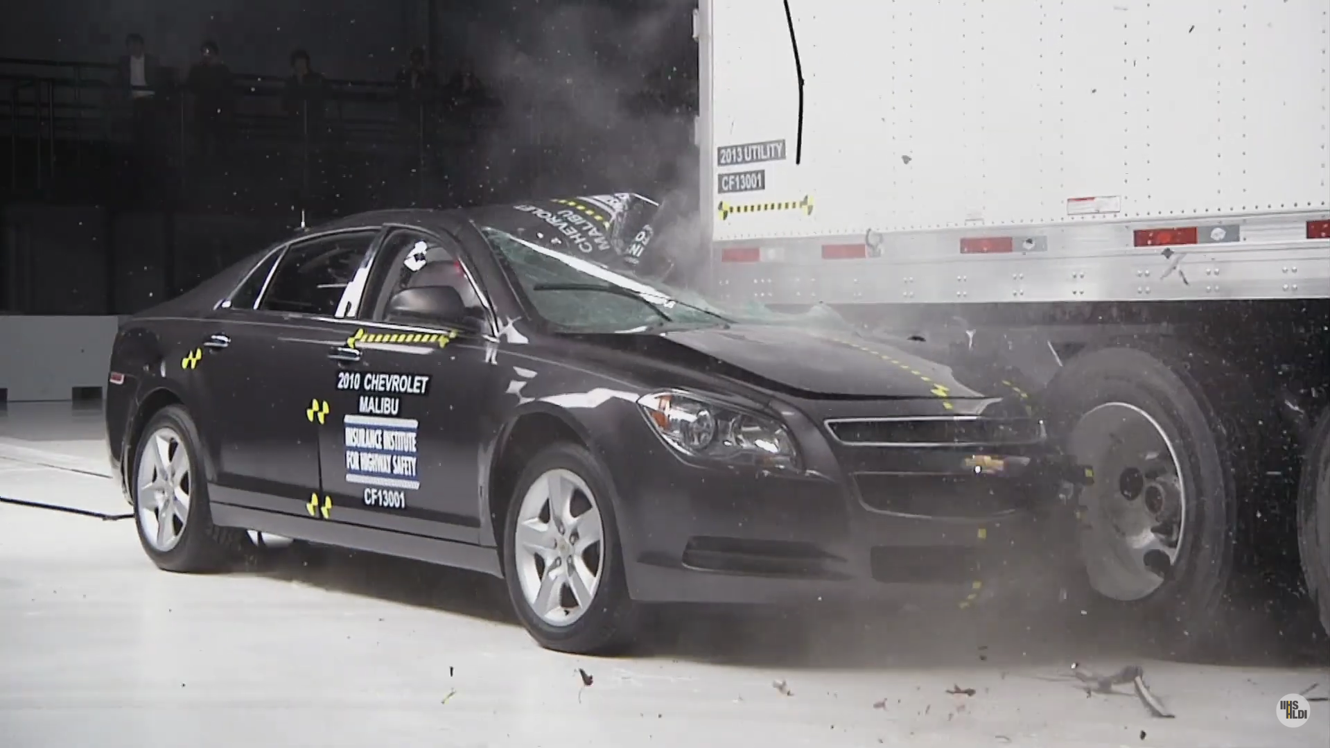 Đánh lái tránh xe đầu kéo: Hành động bản năng nhưng dễ trả giá bằng mạng sống