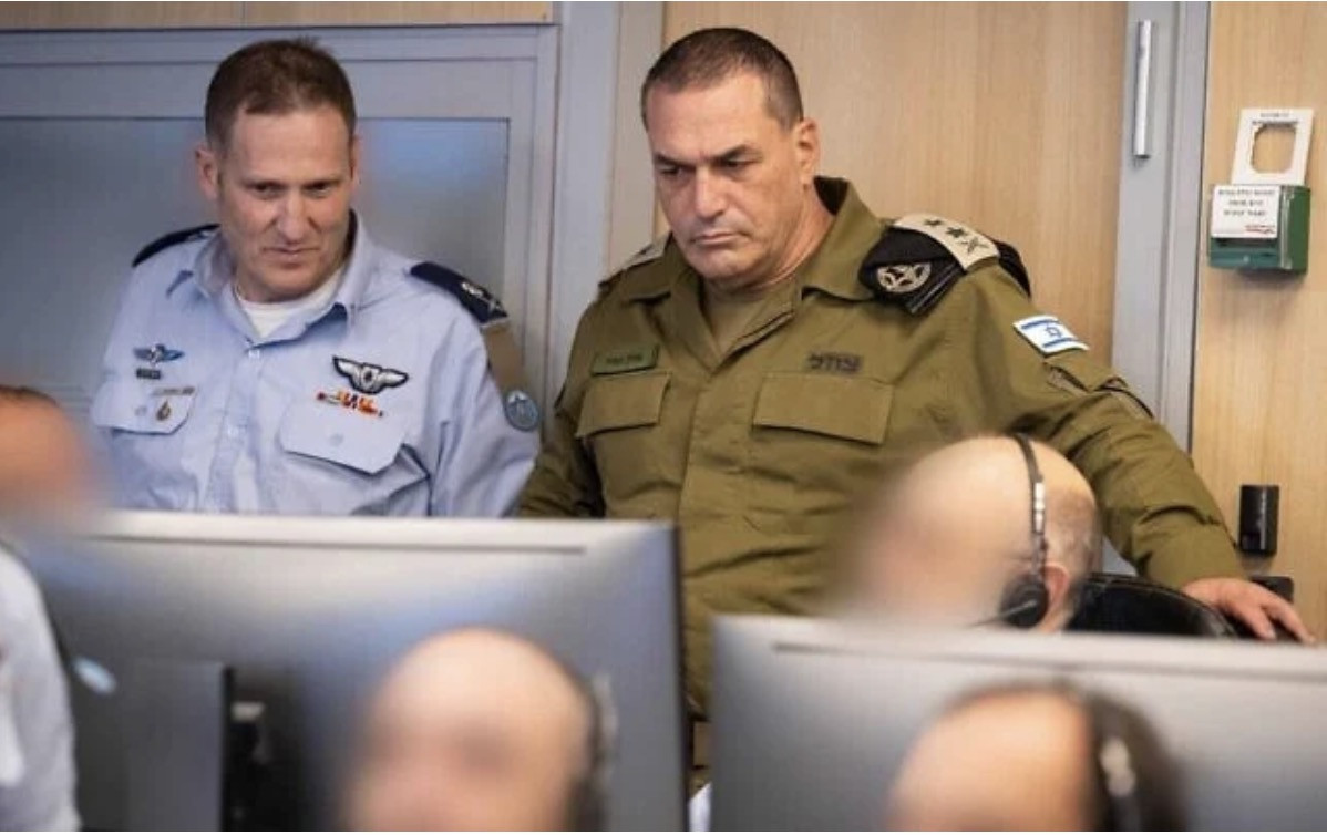 Tham mưu trưởng IDF (trái) và lãnh đạo không quân Israel. Ảnh: IDF