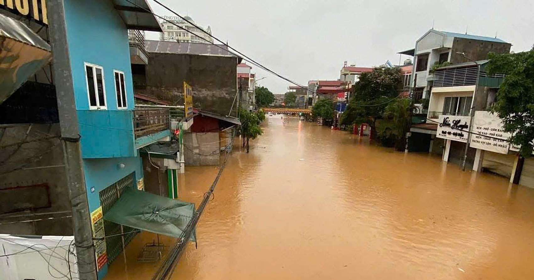 Thành phố Lạng Sơn ngập sâu, ô tô nổi lềnh bềnh trong biển nước