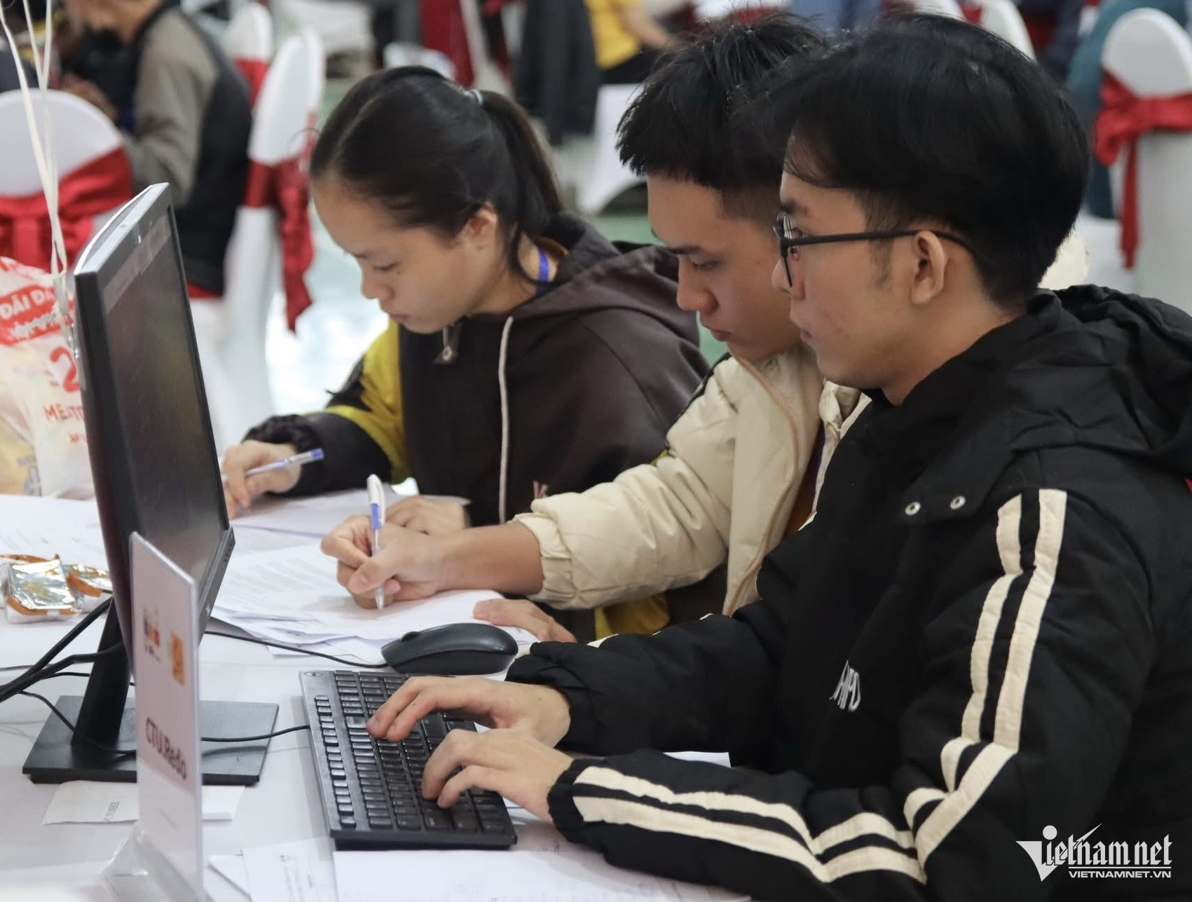 W-148. Sinh vien lap trinh.jpg