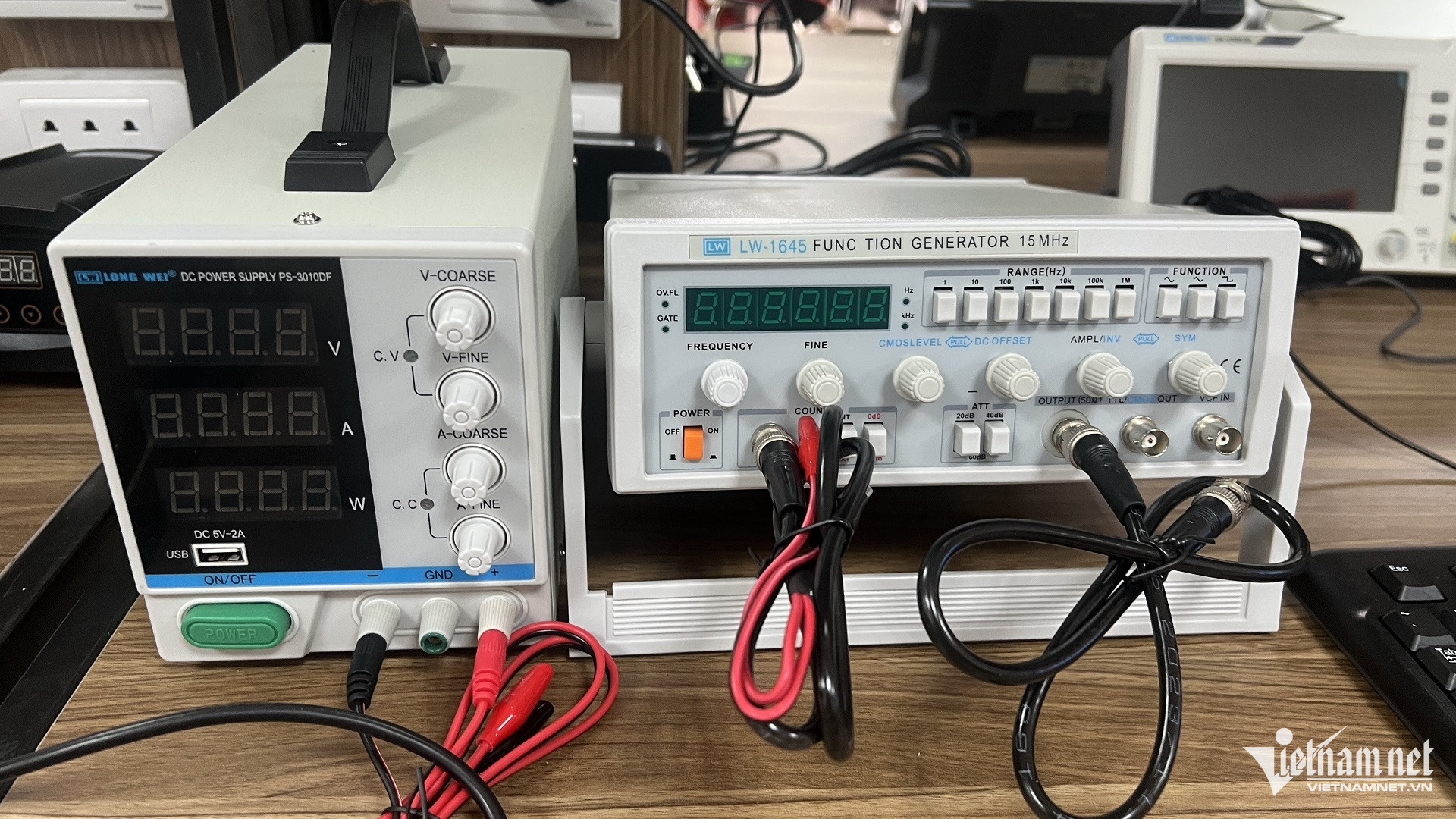 W-88. Thiet bi dien tu.jpg