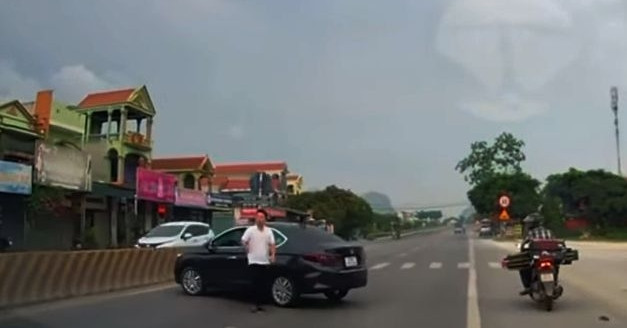 Xác minh clip xe con bất ngờ quay ngang đường chặn ô tô khách trên quốc lộ
