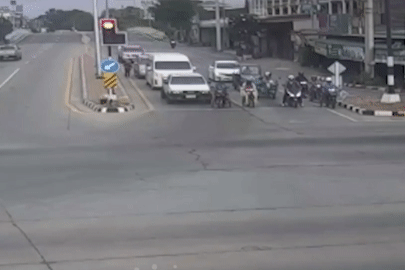 Xe đầu kéo húc văng xe bán tải chở học sinh, nhiều em văng xuống đường
