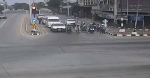 Xe đầu kéo húc văng xe bán tải chở học sinh, nhiều em văng xuống đường