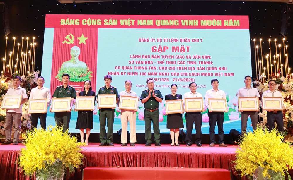 bang khen.jpg