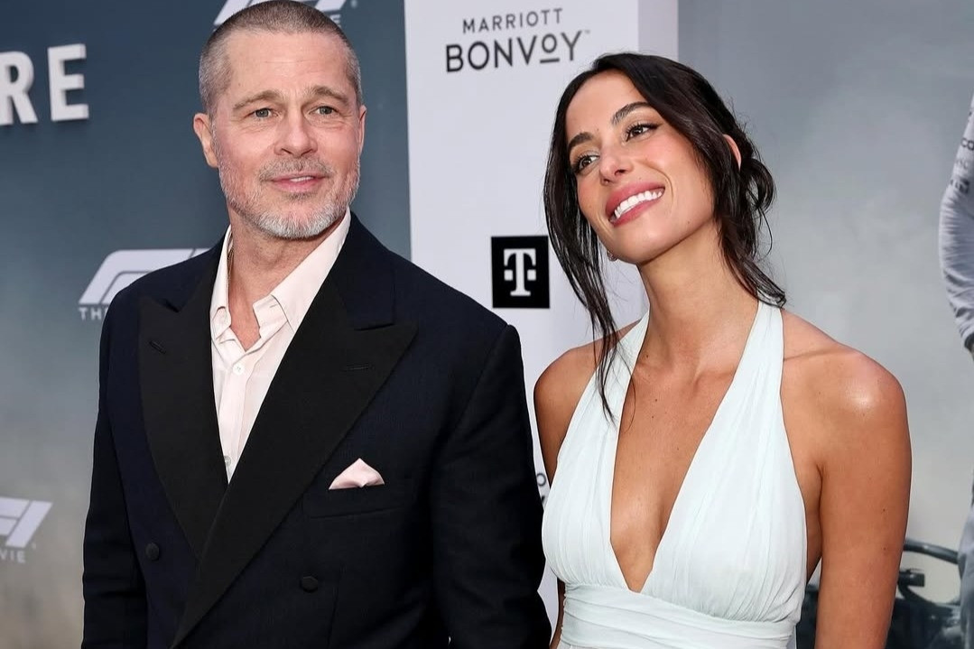 Bạn gái kém 27 tuổi hở bạo trong lần đầu công khai xuất hiện cùng Brad Pitt