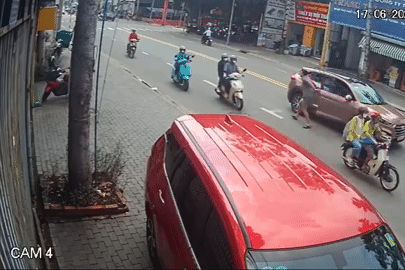 Clip người đàn ông bước xuống từ ô tô dừng giữa đường, đạp ngã nữ tài xế xe ôm