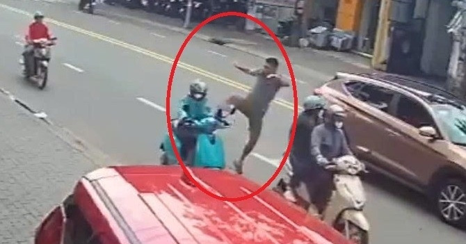 Clip người đàn ông bước xuống từ ô tô dừng giữa đường, đạp ngã nữ tài xế xe ôm