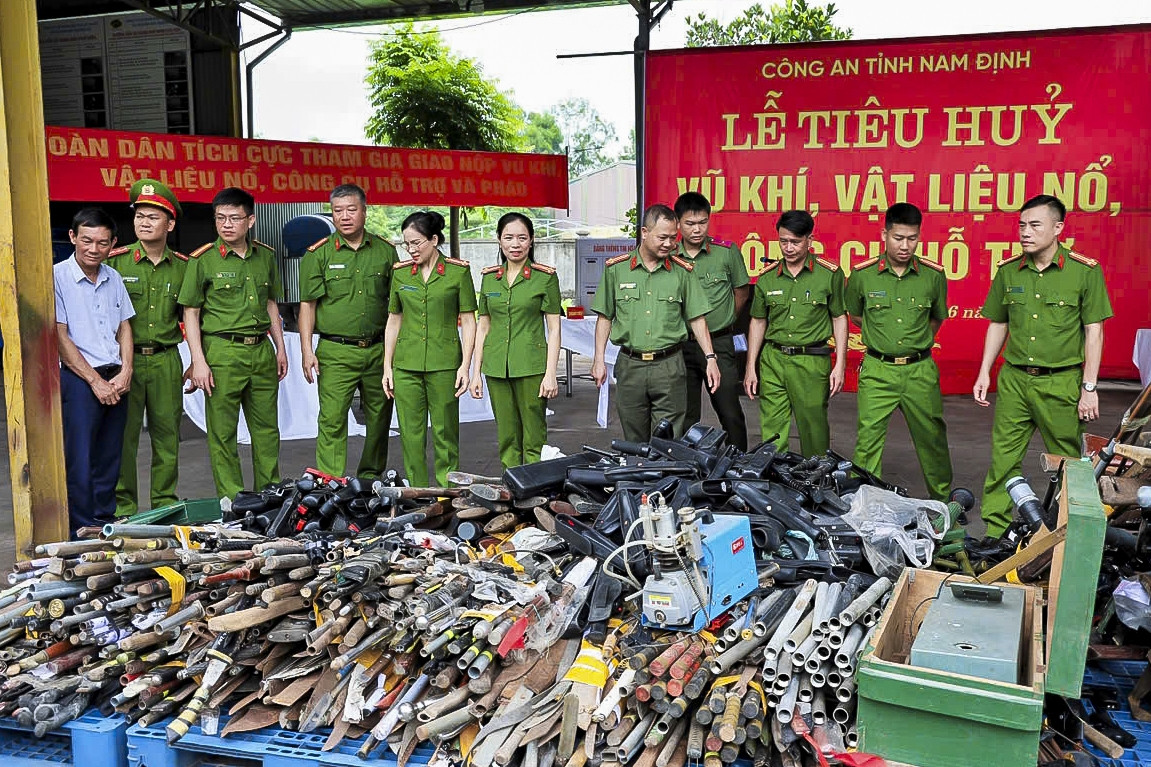 Công an Nam Định tiêu hủy hàng nghìn vũ khí, trong đó có nhiều súng CKC