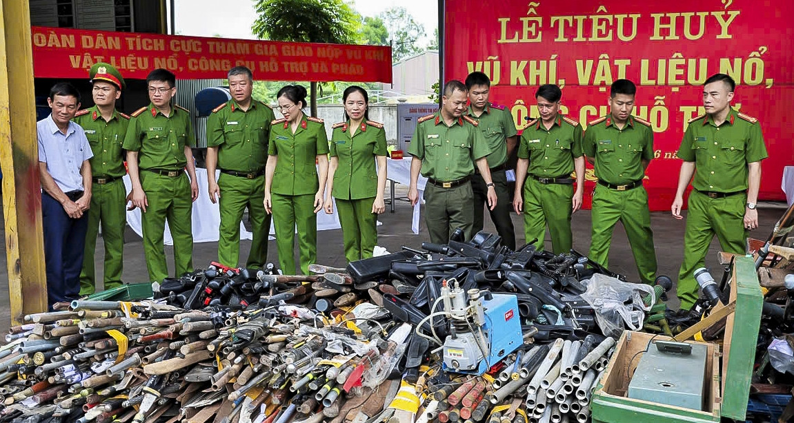 Công an Nam Định tiêu hủy hàng nghìn vũ khí, trong đó có nhiều súng CKC