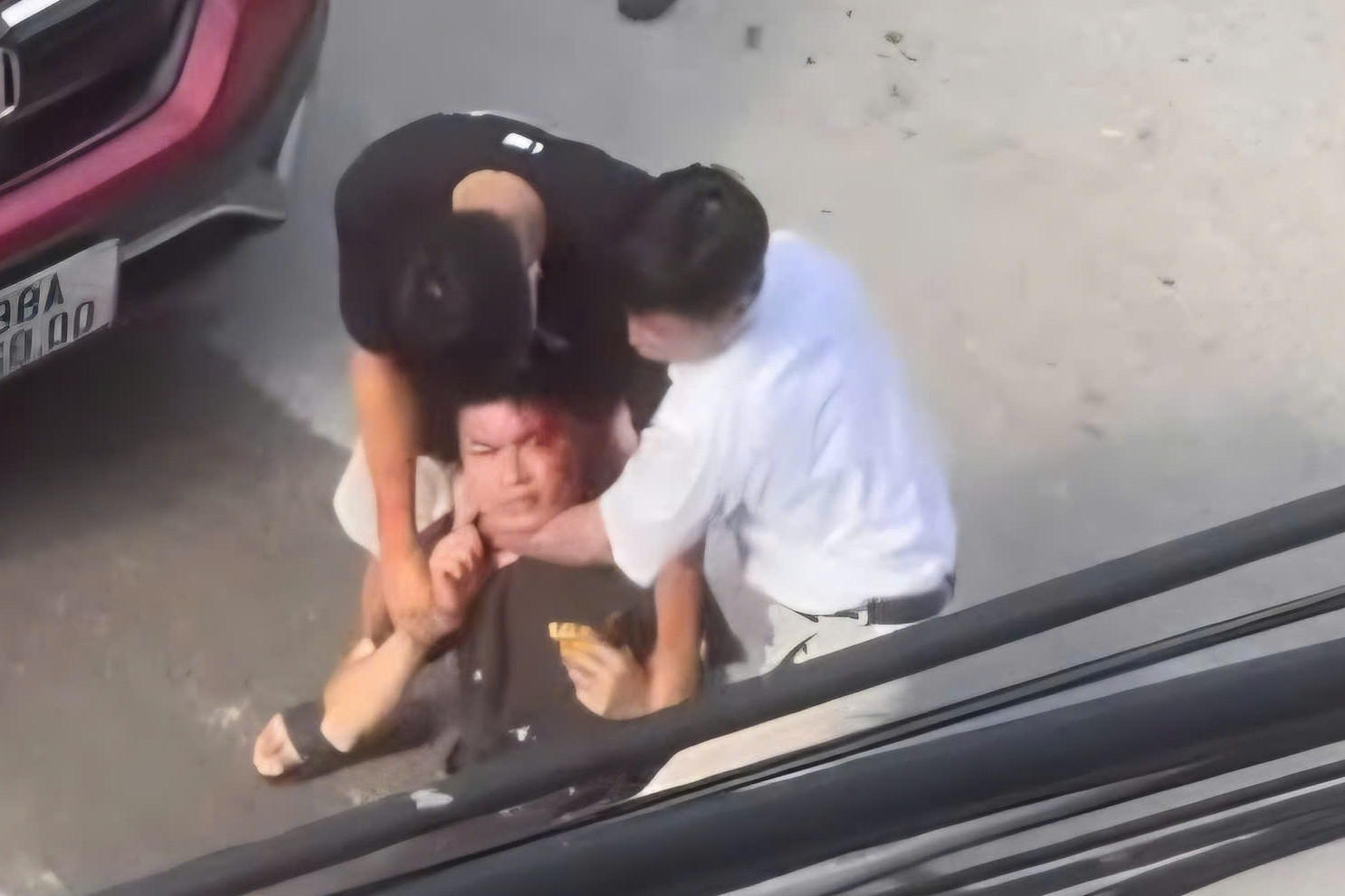 Điều tra vụ 2 cha con đánh người chảy máu đầu còn hỏi 'có biết tao là ai không'