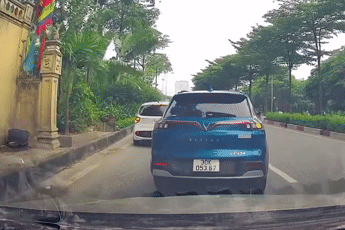 Dừng xe ngang ngược để thả khách, tài xế Hyundai Grand i10 mắc nhiều lỗi nặng