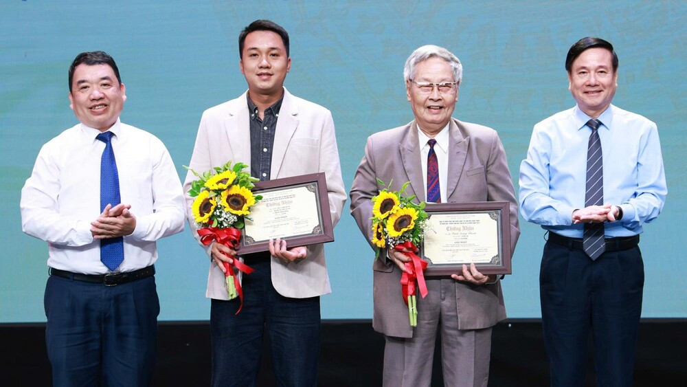 gen h z6712084229732_eee53403d581219386d2c185e56d4670.jpg