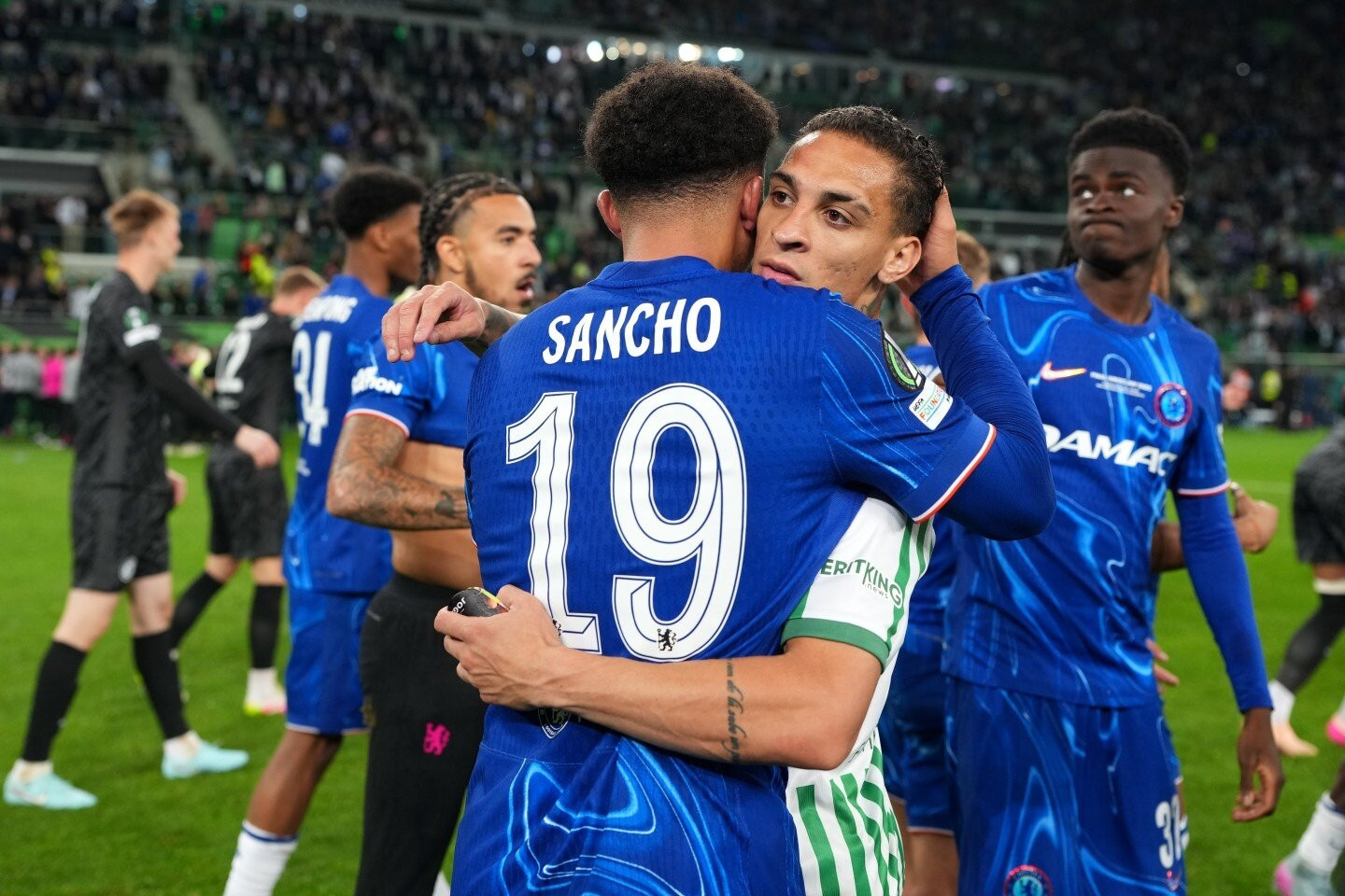 Hai cầu thủ bất ngờ bị gạt khỏi danh sách bán áo của MU