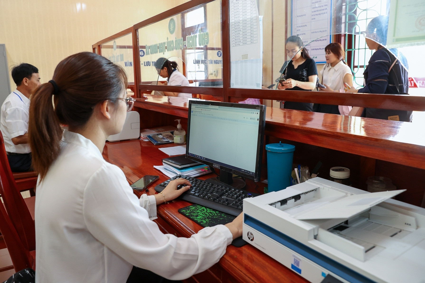 Hàng trăm nghìn cán bộ không chuyên trách được hưởng trợ cấp nghỉ việc tương xứng