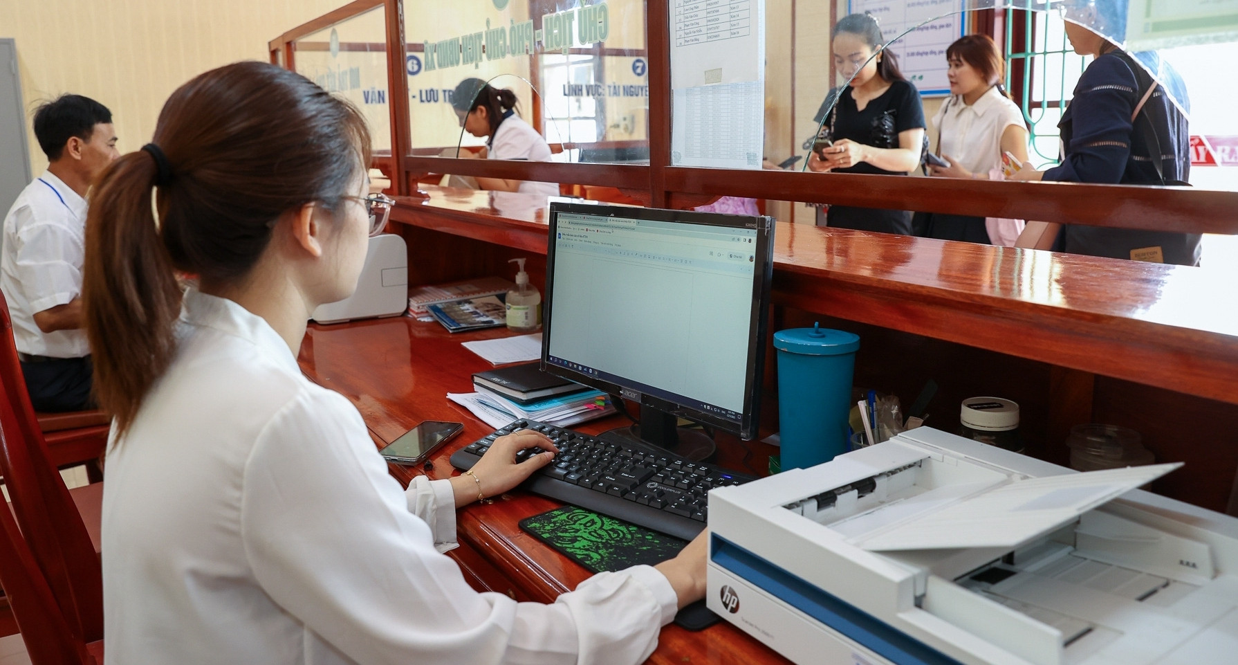 Hàng trăm nghìn cán bộ không chuyên trách hưởng trợ cấp nghỉ việc tương xứng