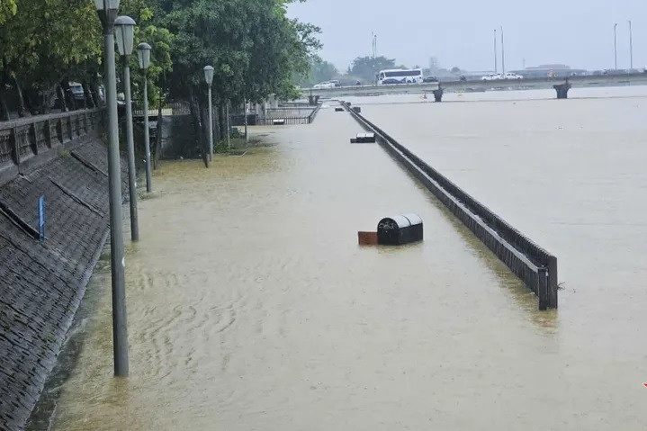 Bất thường mưa lớn, lũ lụt cùng phá kỷ lục ngay cơn bão đầu tiên năm 2025