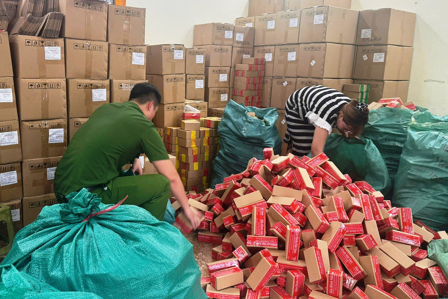 Cảnh sát khám xét kho hàng của chủ kênh TikTok 'Gia đình Hải Sen'