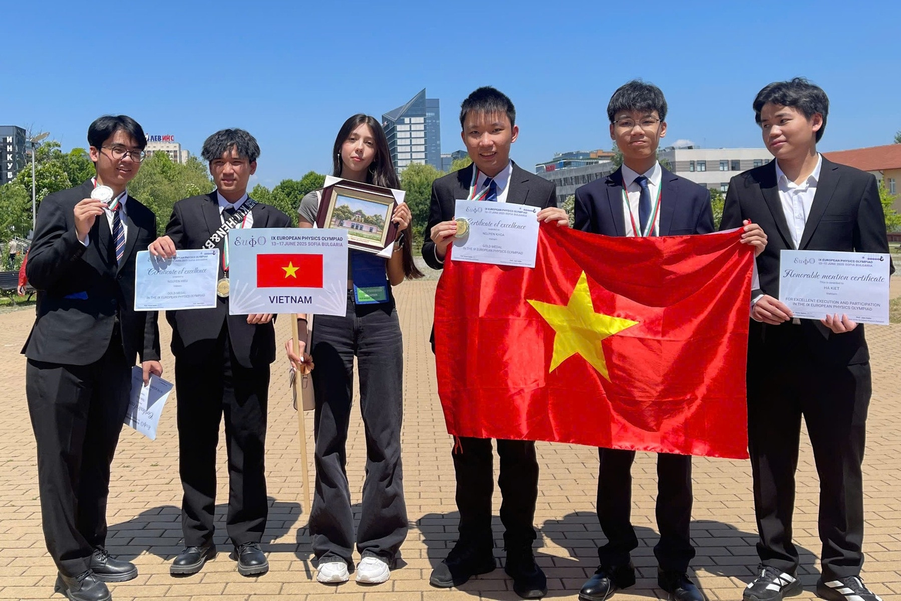 Học sinh Việt Nam giành 2 Huy chương Vàng Olympic Vật lý châu Âu năm 2025