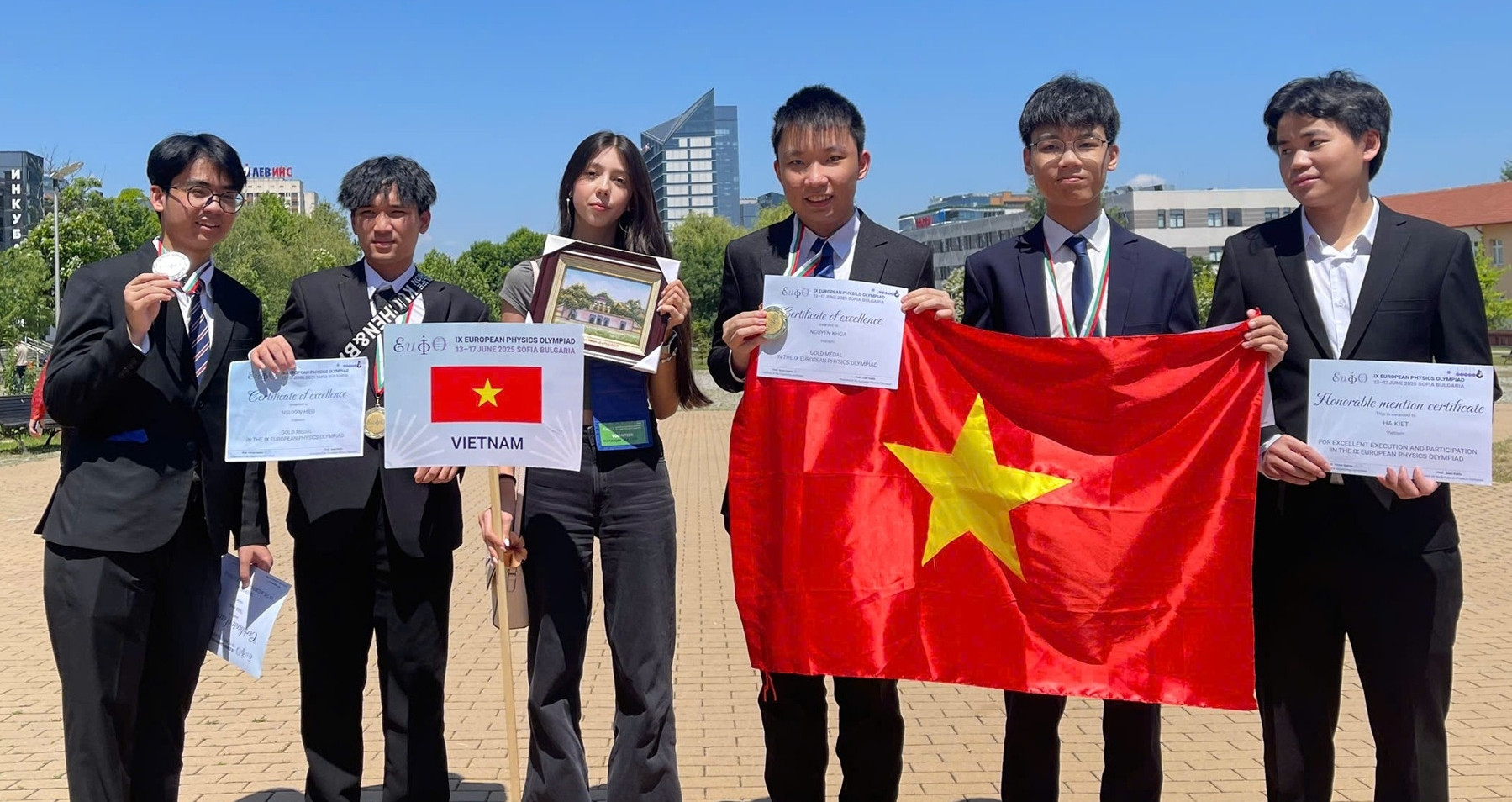 Học sinh Việt Nam giành 2 Huy chương Vàng Olympic Vật lý châu Âu năm 2025
