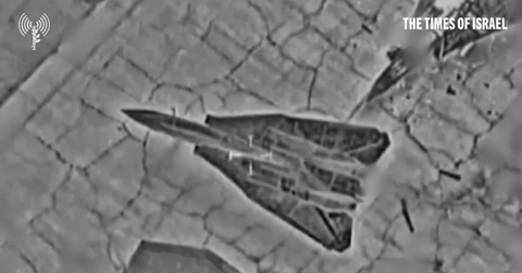 Khoảnh khắc UAV Israel phá hủy 2 chiến đấu cơ Iran