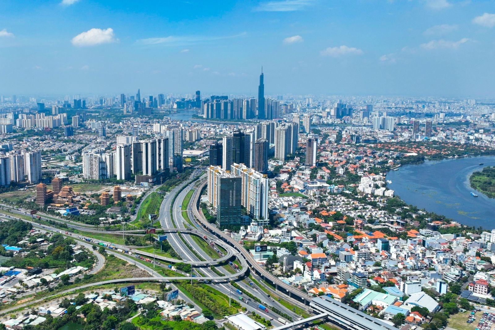 Hạ tầng khu Đông TP.HCM bứt phá, căn hộ cao cấp 70 triệu/m2 có còn nhiều?