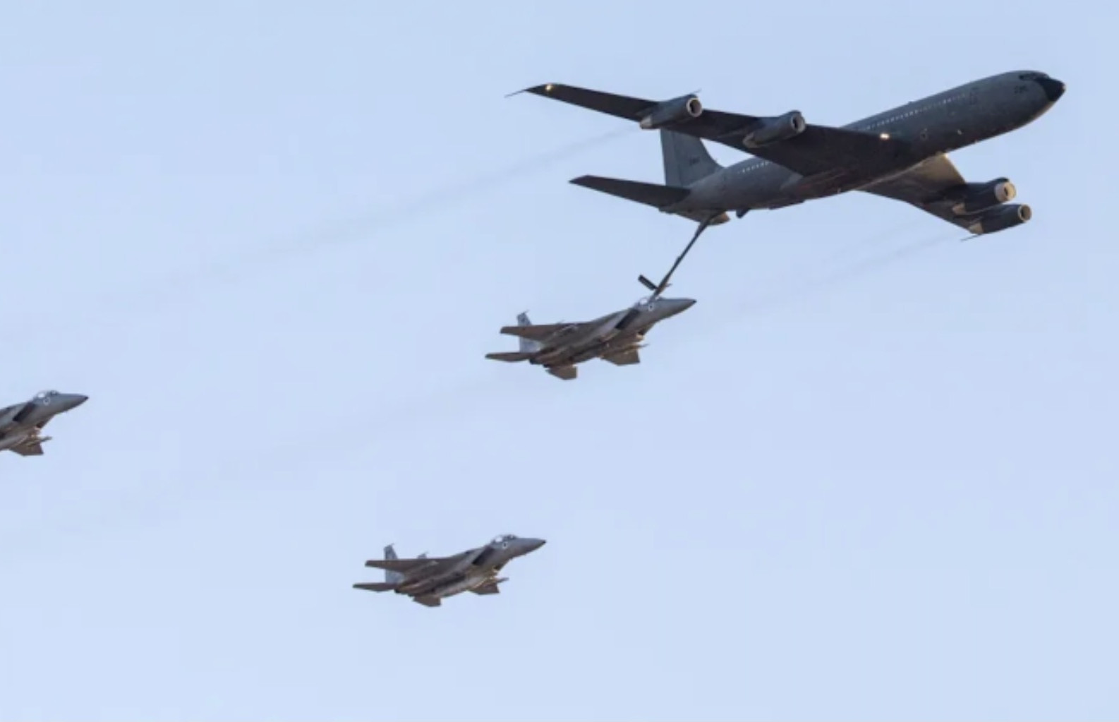 Mỹ điều hàng chục máy bay tiếp nhiên liệu tới Trung Đông