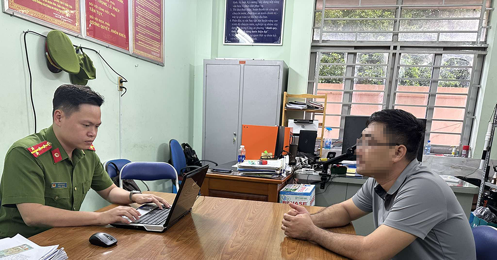Người đàn ông xuống ô tô đạp ngã nữ tài xế xe ô...