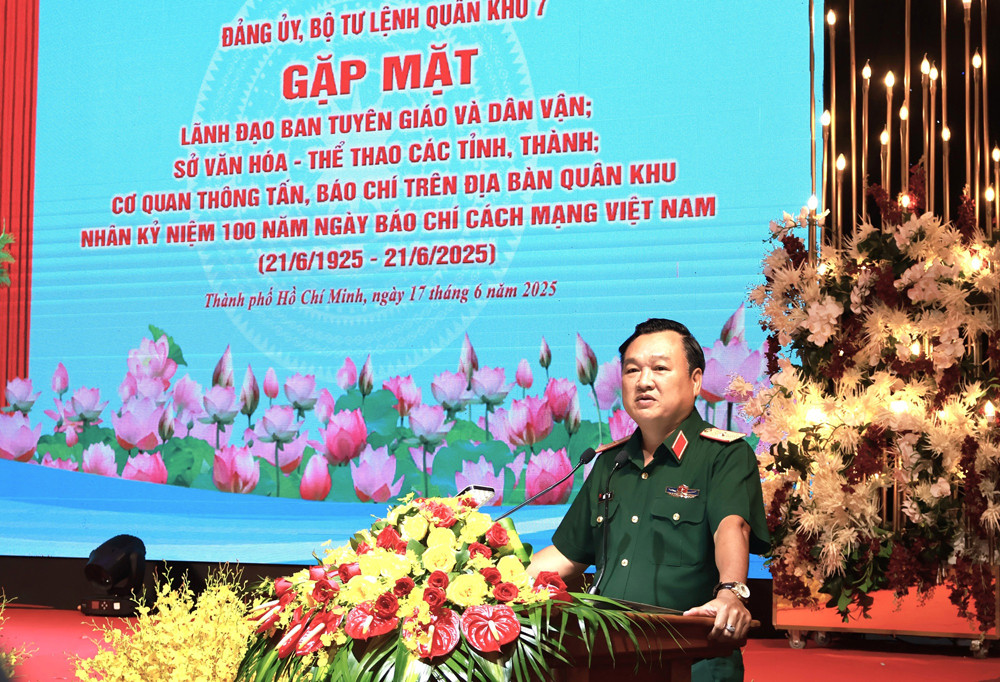 Quan khu 7.jpg