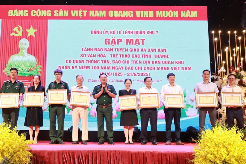 Quân khu 7 trao bằng khen cho tập thể, cá nhân xuất sắc trong phối hợp tuyên truyền