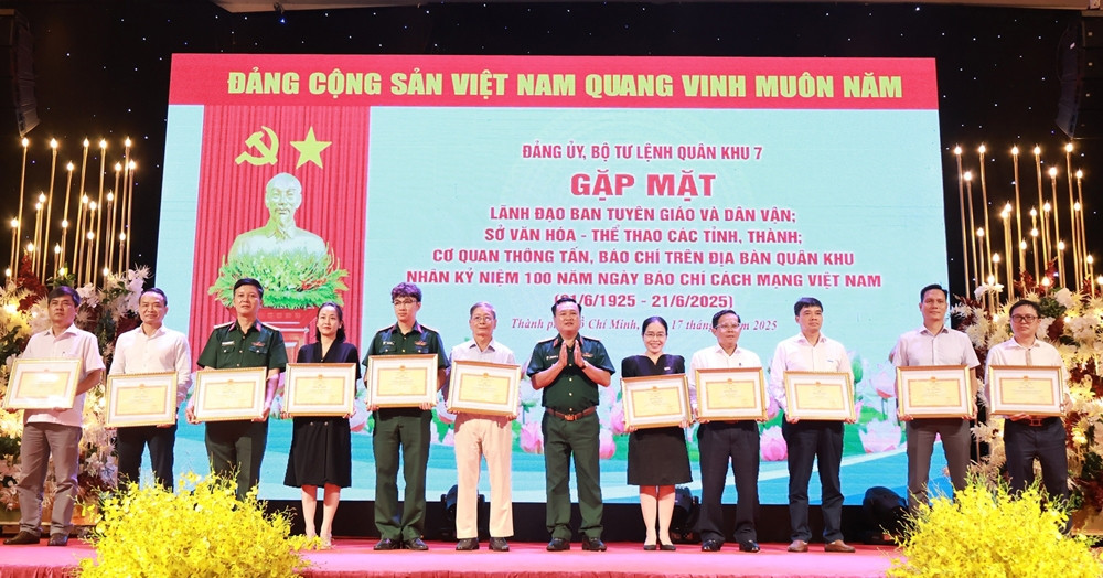 Quân khu 7 trao bằng khen cho tập thể, cá nhân xuất sắc trong phối hợp tuyên truyền