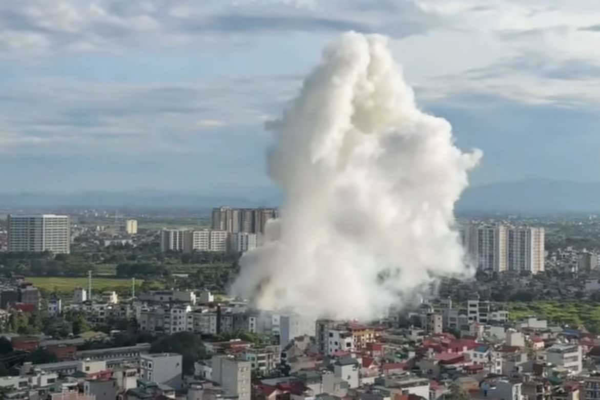 Sau tiếng nổ vang trời, ngôi nhà 4 tầng ở Hà Nội bốc cháy ngùn ngụt