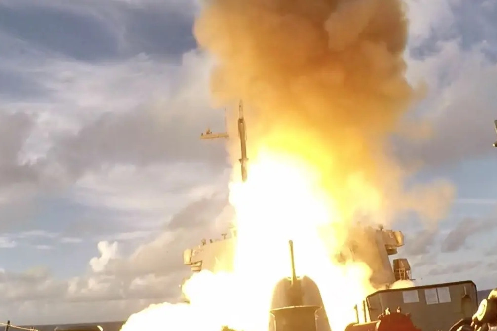 SM-6 tên lửa 'sát thủ 2 trong 1' khiến kẻ thù trên trời, dưới biển lạnh sống lưng