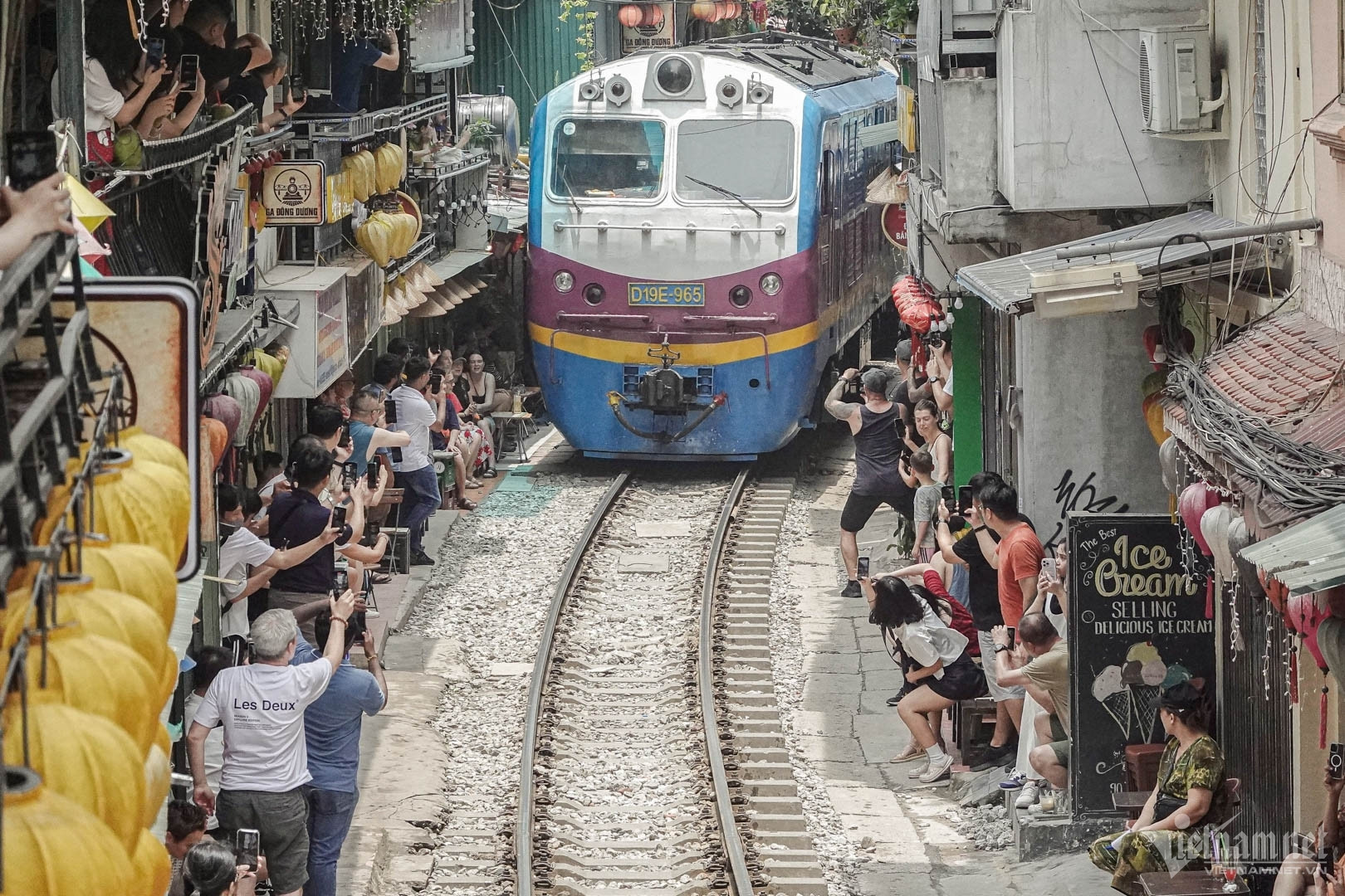 'Thót tim' cảnh khách lao ra đường ray, trượt ngã ở phố cà phê đường tàu Hà Nội