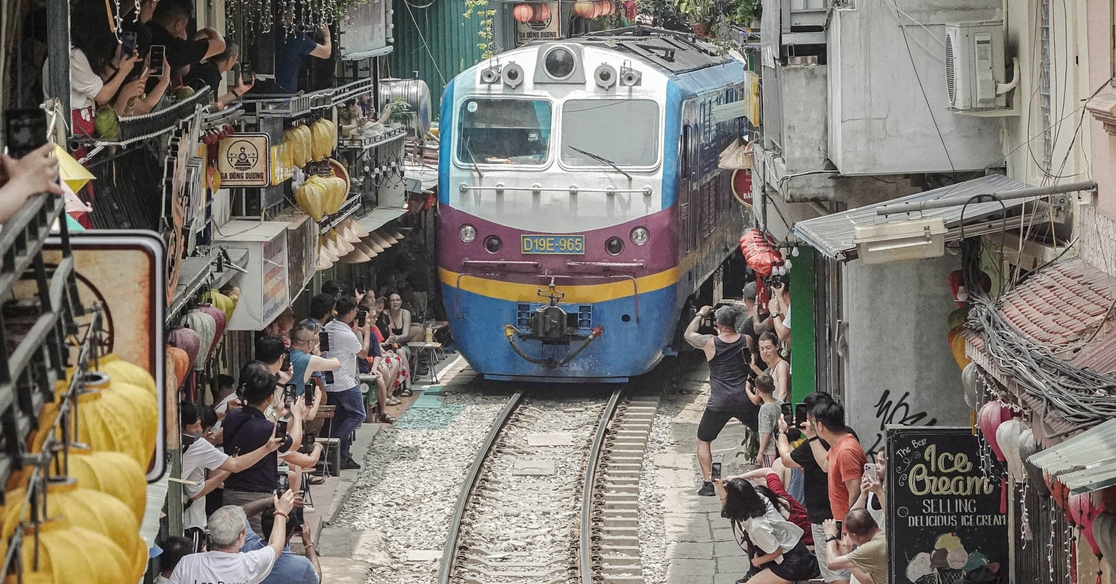 'Thót tim' cảnh khách lao ra đường ray, trượt ngã ở phố cà phê đường tàu Hà Nội