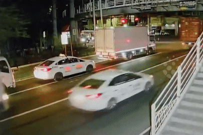 Thót tim khoảnh khắc thùng container văng khỏi xe, đè trúng taxi bên cạnh
