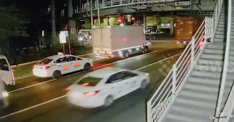 Thót tim khoảnh khắc thùng container văng khỏi xe, đè trúng taxi bên cạnh