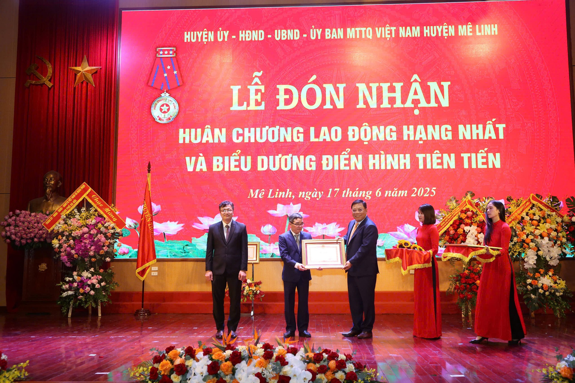 Thu truong Nguyen Hai Trung tang Bang khen.jpg