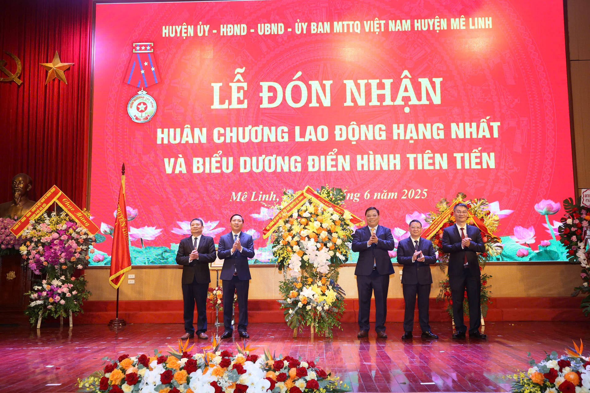 Thu truong Nguyen Hai Trung tang hoa.jpg