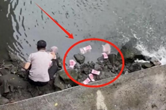 Tiền rơi đầy mặt sông, thanh niên xuống vớt 2 túi to và sự thật gây ngỡ ngàng