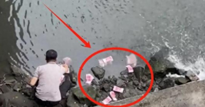Tiền rơi đầy mặt sông, thanh niên xuống vớt 2 túi to và sự thật gây ngỡ ngàng