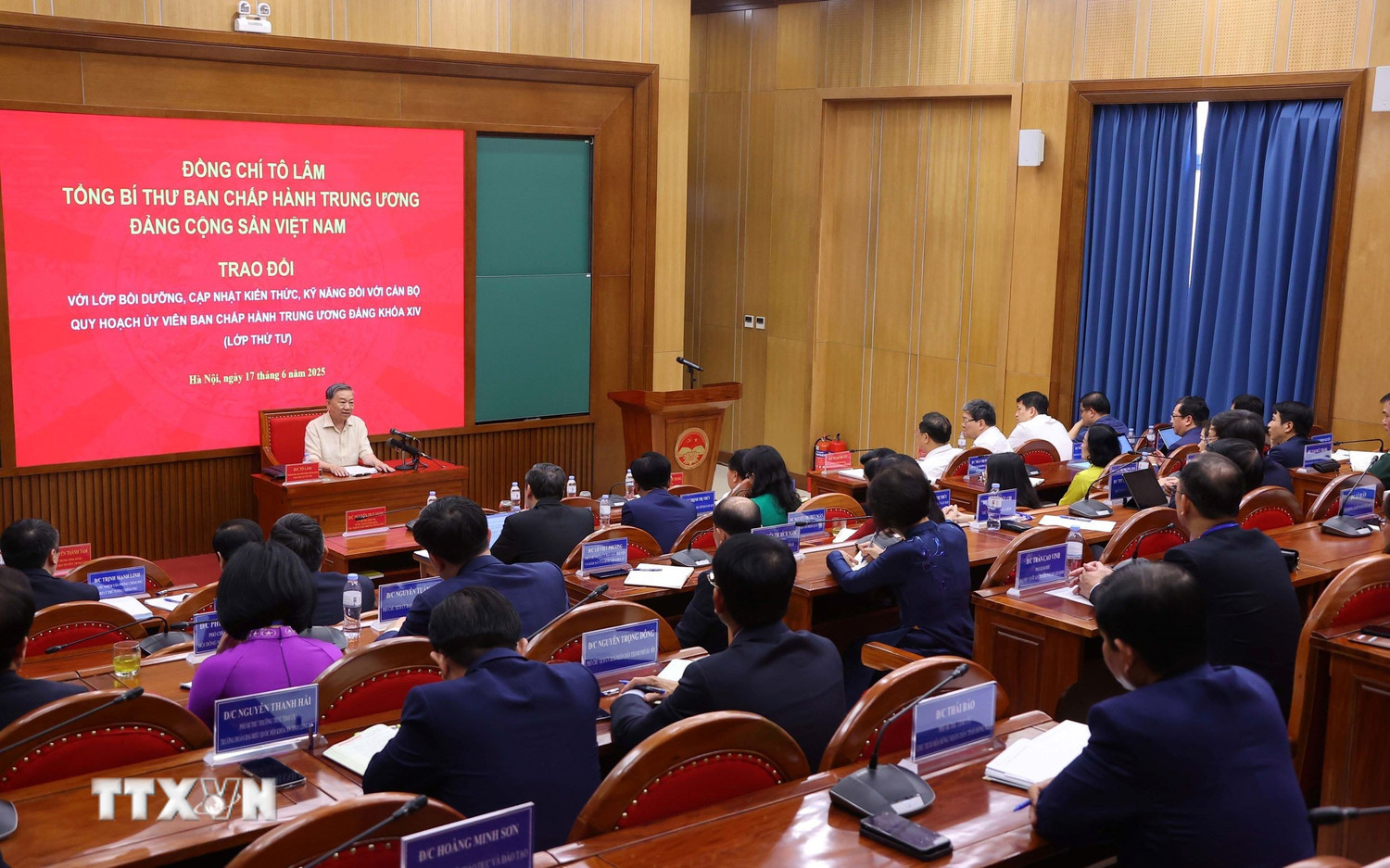 tong bi thu to lam trao doi voi lop boi duong can bo quy hoach uy vien trung uong dang khoa xiv 1706 1.jpg